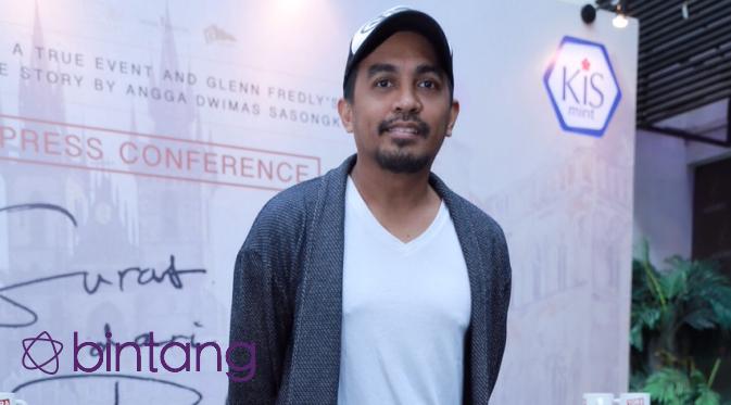 Untuk kedua kalinya, penyanyi Glenn Fredly bekerja sama dengan suradara Angga Dwimas Sasongo. Sebelumnya dalam film 'Filosofi Kopi' yang dirilis tahun lalu.(Galih W Satria/Bintang.com)