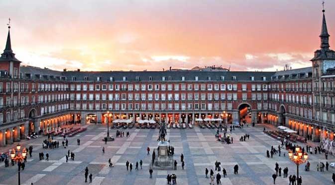 Spanyol memiliki deretan bangunan megah nan bersejarah sangat cocok bagi kamu para pecinta fotografi dan travelling.