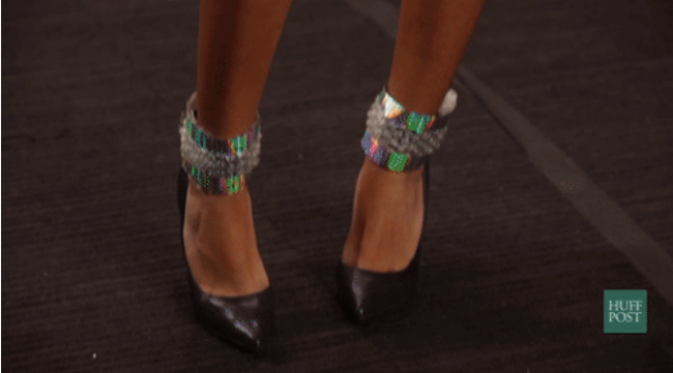 Bukan hanya pakaian, sepatu pun dipercantik dengan gelembung plastik. (foto: Huffington Post)