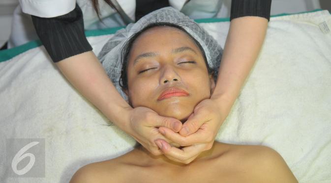 Treatment perawatan wajah Reshaping dan Tripolar dari House of Skinovation, Jakarta, Jum'at (22/01/16). (Liputan6.com/Faisal R Syam)
