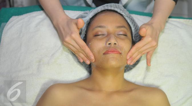Treatment perawatan wajah Reshaping dan Tripolar dari House of Skinovation, Jakarta, Jum'at (22/01/16). (Liputan6.com/Faisal R Syam)