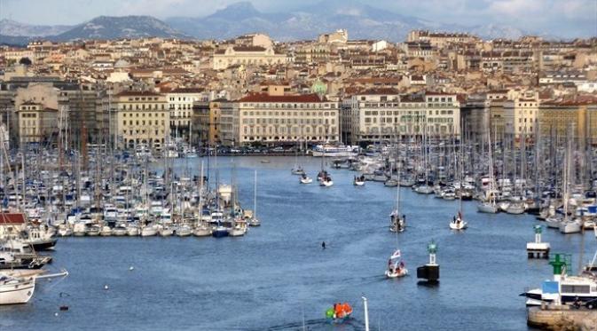 Aktivitas kapal-kapal yang singgah di salah satu pelabuhan tua di Marseille. (UEFA)