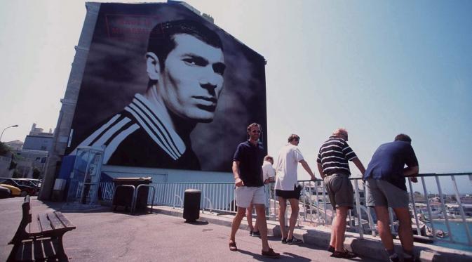 Foto legenda Prancis, Zinedine Zidane, menjadi salah satu pemandangan di sudut kota Marseille. (Spox.com)