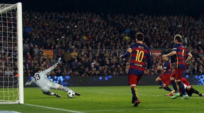 Striker Barcelona Luis Suarez mencetak gol balasan ke gawang Athletic Bilbao pada leg kedua perempat final Copa del Rey di Camp Nou, Kamis (28/1/2016). (Liputan6.com/REUTERS/Albert Gea)