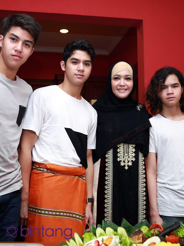 Maia Estianty dan ketiga putranya. (Deki Prayoga/Bintang.com)