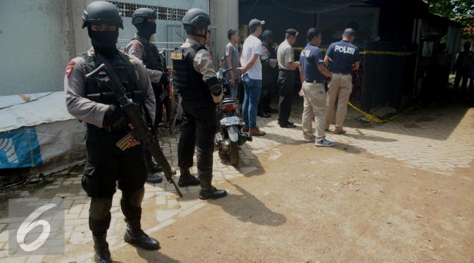 Tim Densus 88 berjaga didepan rumah yang diduga markas teroris di jalan Haji Sengkong, Maruga, Ciputat, Kota tangerang Selatan, Banten, Kamis (28/1/2016). Penggeledahan tersebut diduga terkait aksi Bom Thamrin. (Liputan6.com/Faisal R Syam)