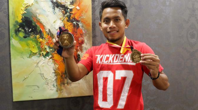 Andik Vermansah memamerkan medali juara Piala Malaysia 2015 ke bola.com. (Bola.com/Nicklas Hanoatubun)