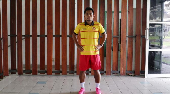 Andik Vermansah dengan kostum latihan Selangor FA. (Bola.com/Nicklas Hanoatubun)