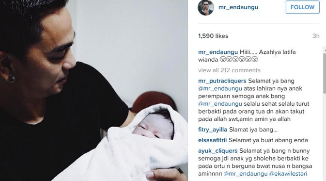 Enda Ungu menggendong anak ketiganya (Instagram)