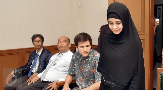 Stuart Collin tampak mengamati kedatangan Risty Tagor ke dalam ruang sidang Pengadilan Agama Jakarta Selatan, Kamis (28/1). Tiga bulan tak dinafkahi lahir batin, Risty anggap Stu bukan suaminya lagi. (Liputan6.com/Herman Zakharia)