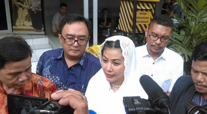 Merasa dicemarkan, wanita emas polisikan wakil ketua DPRD DKI. (Liputan6.com/Nafiysul Qodar)