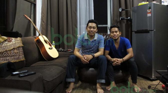 Andik Vermansah (kanan) bersama bola.com Saat berada di parkiran Apartemen miliknya sekitar daerah Shah Alam, Selangor, Malaysia, Rabu (27/1/2016). (Bola.com/Nicklas Hanoatubun)
