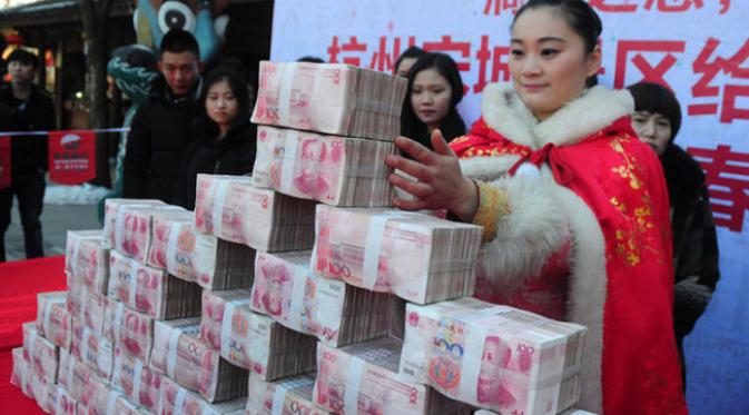 Uang sebanyak 5 juta yuan yang ditumpuk. (foto: Huffington Post)
