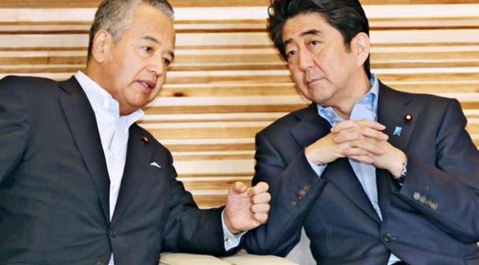 Dituduh Terlibat Korupsi, Menteri Ekonomi Jepang Mundur, Akari Amari dan PM Abe (Nikkei)