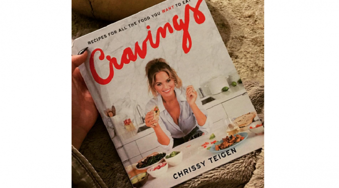 Chrissy Teigen luncurkan buku masak bertajuk Cravings Cook Book [foto: instagram/chrissyteigen]