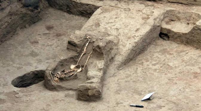 6 jasad wanita yang diduga menjadi bagian dari ritual pengorbanan 1.200 tahun lalu telah ditemukan di Peru. (Daily Mail)
