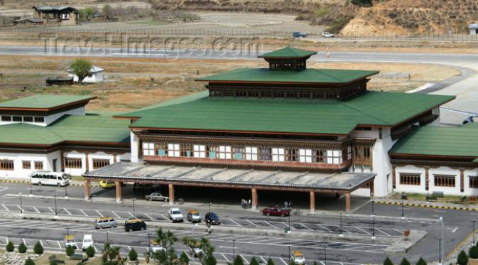 Bandara Paro Bhutan. (foto: travel-images.com)
