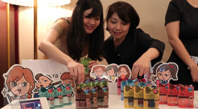 Penjaga pameran merapikan produk kecantikan Jepang di kediaman Keduatan Jepang di Jakarta, Jumat (29/1). (Liputan6.com/Angga Yuniar)