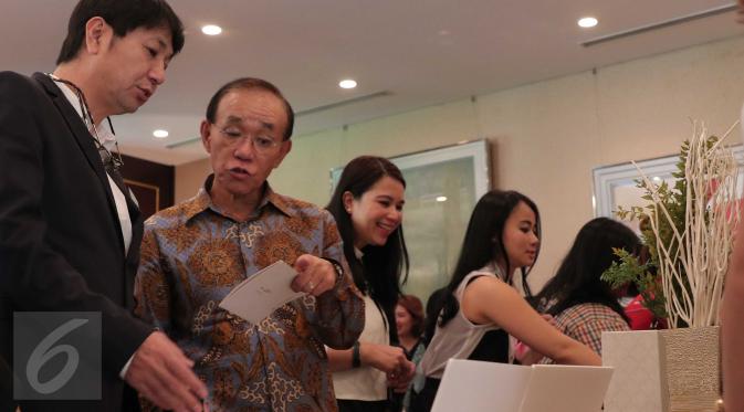 Duta Besar Jepang untuk Indonesia Yasuaki Tanizaki (dua kiri) saat meninjau stan prodak kecantikan Jepang di kediaman Keduatan Jepang di Jakarta, Jumat (29/1). (Liputan6.com/Angga Yuniar)