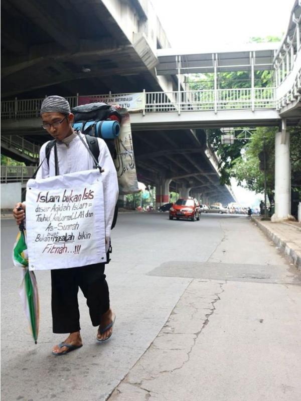 Ahmad, pemuda Bekasi yang jalan kaki sampai Jakarta untuk serukan bahwa Islam bukan ISIS | Via: facebook/dion.hertasha