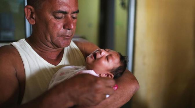 Wanita hamil dan keluarga dengan anak-anak kecil menghadapi ketidakpastian penyebaran virus Zika. (Via: news.nationalgeographic.com)