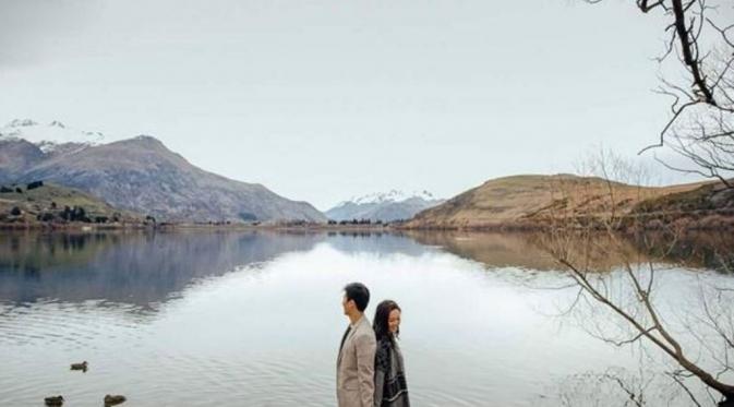 Foto pre-wedding Wayan Mirna dan Arief Soemarko di pinggir danau. (Via: instagram.com/mirnasalihin)