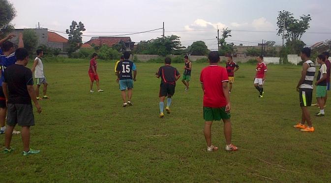 Evan Dimas Darmono saat belatih sepak bola bersama teman-temannya di kampung.