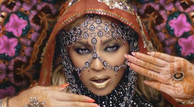 Beyonce tampil berdandan ala India di videoklip Coldplay. (foto: courtesy of Coldplay vevo)