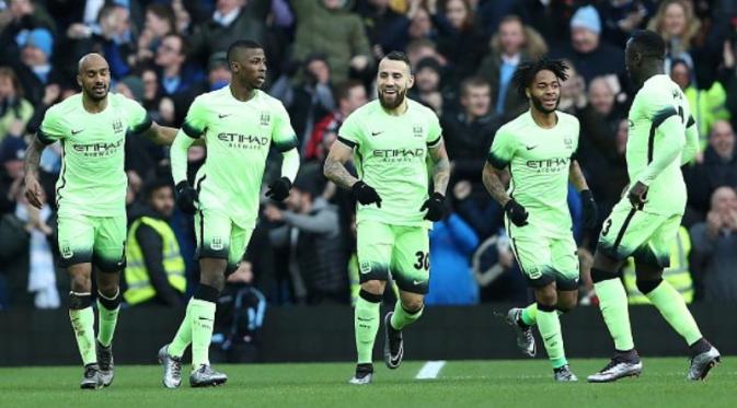 Para pemain Manchester City merayakan gol ke gawang Aston Villa pada putaran kelima Piala FA di Villa Park, Birmingham, Sabtu (30/1/2016) malam WIB. (AFP/Justin Tallis)
