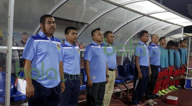Tim pelatih ATM FA yang berasal dari angkatan bersenjata Malaysia memuji penampilan lini tengah T-Team yang dikomandoi Makan Konate dan Rohit Chand. (Bola.com/Nicklas Hanoatubun)