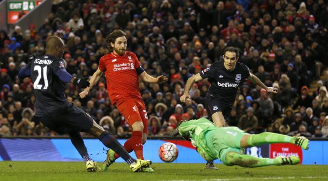 Aksi gelandang Liverpool, Joe Allen saat melawan West Ham United (Reuters)