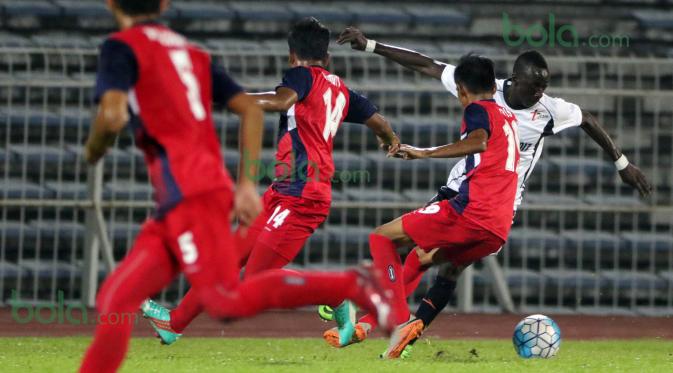Gelandang T-Team Malaysia, Makan Konate, dihadang pemain ATM FA pada laga play-off Malaysia Super League 2016. (Bola.com/Nicklas Hanoatubun)