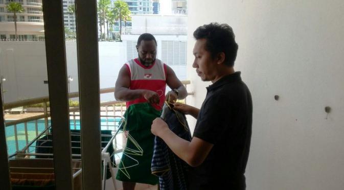 Jacksen F. Tiago membantu bola.com mencuci baju di tempat tinggalnya, Kondominium Gourney Park, Penang pada Minggu (31/1/2016). (Bola.com/Nicklas Hanoatubun)