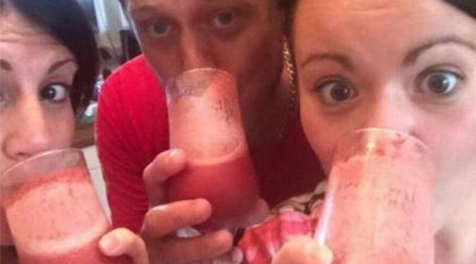 Tom pun mengolah plasenta saat anak pertama lahir menjadi minuman koktail. (Foto:manchestereveningnews)