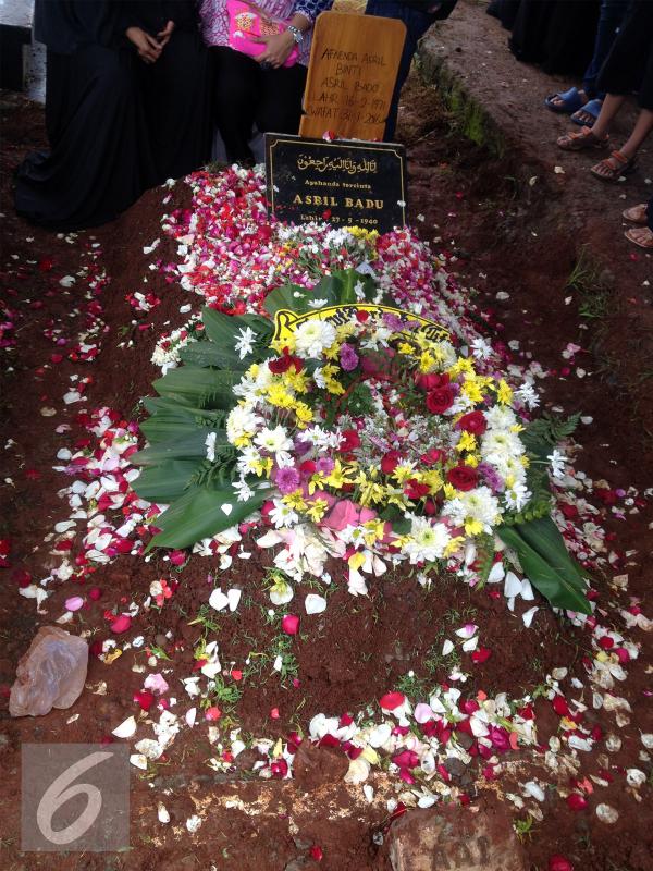 Makam istri Derry Drajat, Afnenda Asril dimakamkan satu liang dengan sang ayah, Asril Badu. [Foto: Sapto Purnomo/]