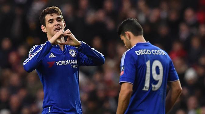 Gelandang Chelsea, Oscar, merayakan gol yang dicetaknya ke gawang MK Dons pada laga Piala FA di Stadion MK, Inggris, Minggu (31/1/2016). The Blues berhasil menang 5-1. (AFP/Ben Stansall)