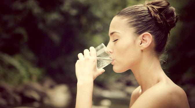 Simak manfaat-manfaat mengkonsumsi air putih hangat