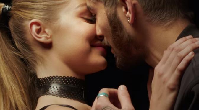 Adegan hot Zayn Malik dan Gigi Hadid di video klip 'Pillowtalk' (via youtube.com)