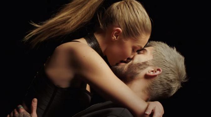 Adegan hot Zayn Malik dan Gigi Hadid di video klip 'Pillowtalk' (via youtube.com)