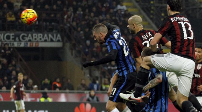 Aksi pemain Milan, Alex, saat mencetak gol ke gawang Inter Milan di laga Derby Milan, Minggu (31/1/2016). Di laga ini Milan menang 3-0. (REUTERS/Alessandro Garofalo)