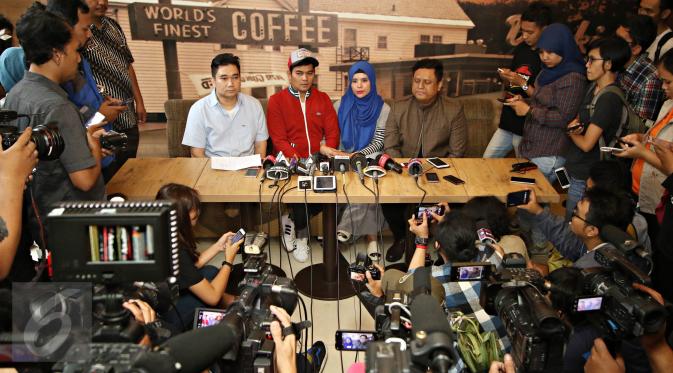Suasana konferensi pers Indra Bekti di Jakarta, Senin (1/2). Indra mengaku terpaksa membawa persoalan ini ke jalur hukum lantaran ingin memberikan efek jera kepada Gigih. (Liputan6.com/Immanuel Antonius)
