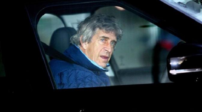 Manuel Pellegrini pergi meninggalkan lapangan latihan Manchester City (Mirror)