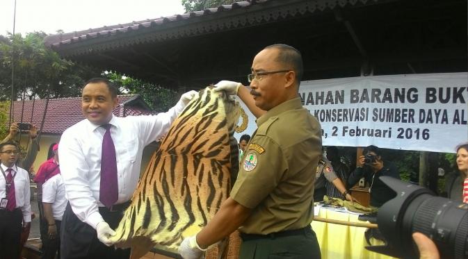 Bareskrim memusnahkan ratusan barang bukti hasil pengungkapan penjualan organ tubuh satwa liar (Istimewa)