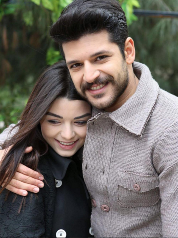 Gulcin Tuncok, pemeran Zeynep atau Zaenab yang tampak nyaman berada di pelukan Emre Kivilcim, lawan mainnya dalam Serial Elif (Instagram)