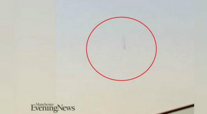 Warga Greater Manchester, Inggris berhasil merekam UFO mengapung di udara. (Manchester Evening News) 