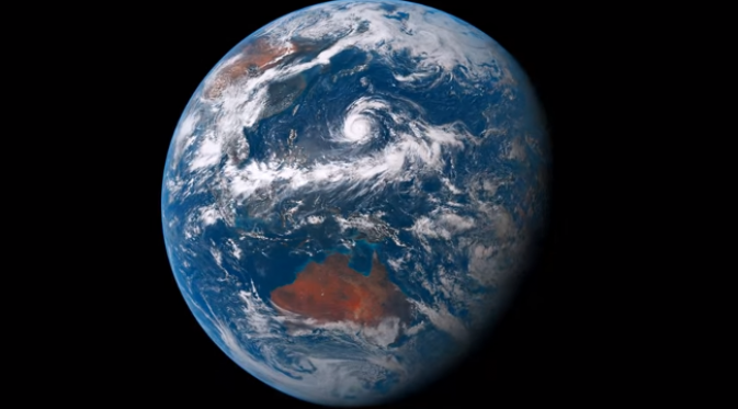 Melalui satelit Himawari-8, dibuat video yang menampilkan rekaman penampakan bumi selama 24 jam.