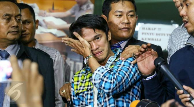 Reza Pahlevi menangis usai melaporkan Indra Bekti ke Polda Metro Jaya, Jakarta, Selasa (2/2).Reza melaporkan Indra Bekti terkait perbuatan cabul anak di bawah umur yang dilakukan pada tahun 2010 hingga 2013. (Liputan6.com/Yoppy Renato)