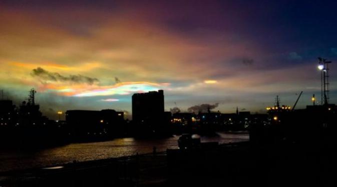 Semburat warna merah, kuning, hijau dan jingga itu membaur di langit mirip aurora borealis. (BBC/Gordon Brown)