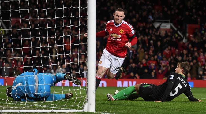 Wayne Rooney saat mencetak gol ketiga Manchester United ke gawang Stoke City dalam lanjutan Liga Inggris di Stadion Old Trafford, Manchester, Rabu (3/2/2016) dini hari WIB. (AFP/Paul Ellis)