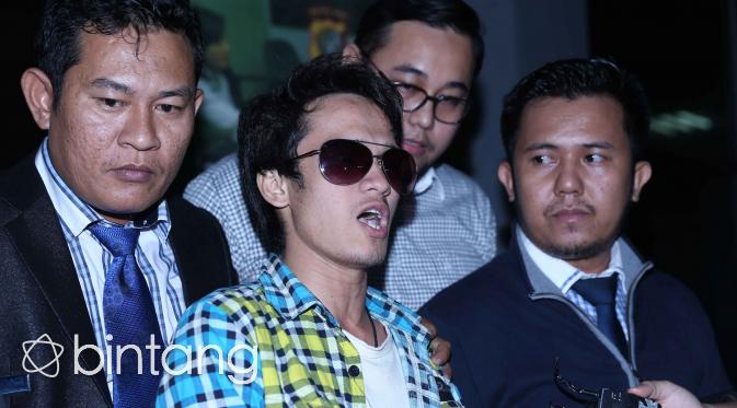 Reza Pahlevi didampingi kuasa hukumnya melaporkan Indra Bekti ke Polda Metro Jaya. (Nurwahyunan/bintang.com)